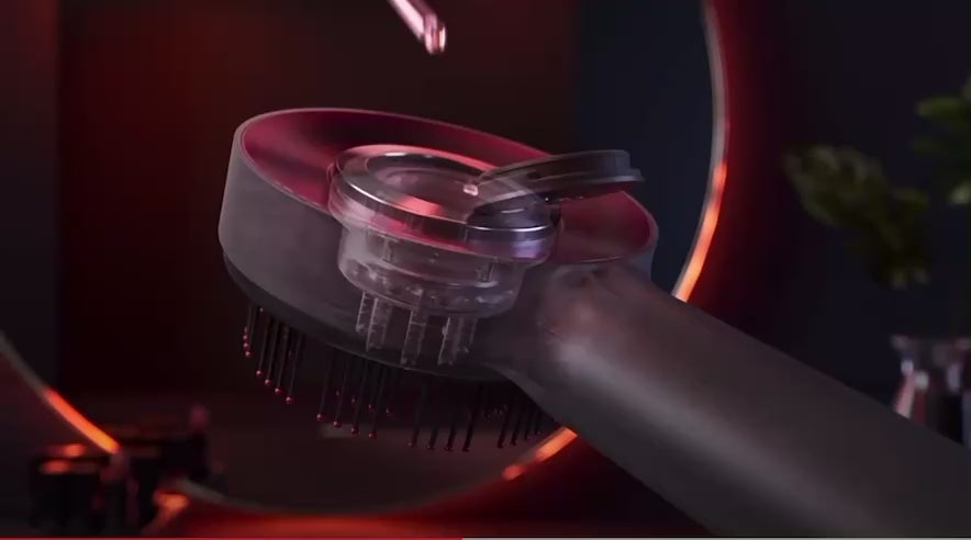 Charger la vidéo : Découvrez comment notre appareil agit directement à la racine pour stimuler votre cuir chevelu, activer la micro-circulation et renforcer chaque cheveu dès la première utilisation.Cette technologie cible la source du problème pour offrir des résultats visibles, rapides et durables.Un geste simple, une transformation réelle. Vos cheveux n’ont jamais été aussi vivants.